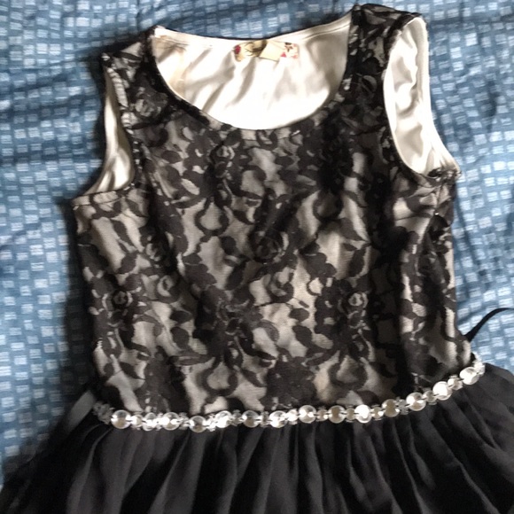 It is a beautiful dress - Picture 2 of 3